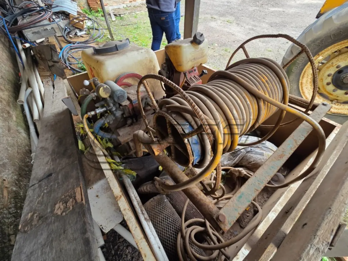 LOTE 005 - UMA MOTO BOMBA