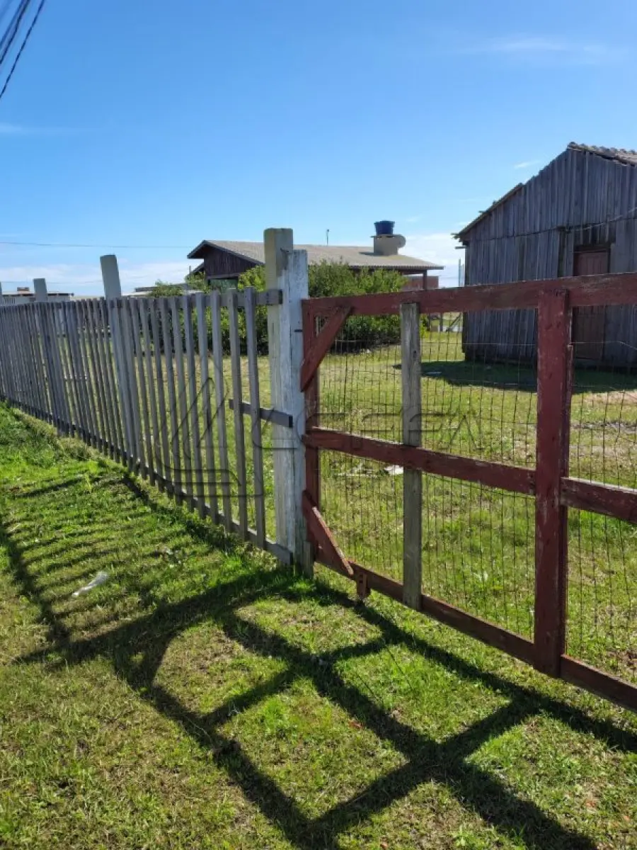 LOTE 001 - UMA CASA DE MADEIRA, DE ESQUINA, (NÃO AVERBADA NA MATRÍCULA) CONSTRUÍDA SOBRE O LOTE N°1 DA QUADRA F-14, BALNEÁRIO MAGISTÉRIO, NO MUNICÍPIO DE BALNEÁRIO PINHAL/RS