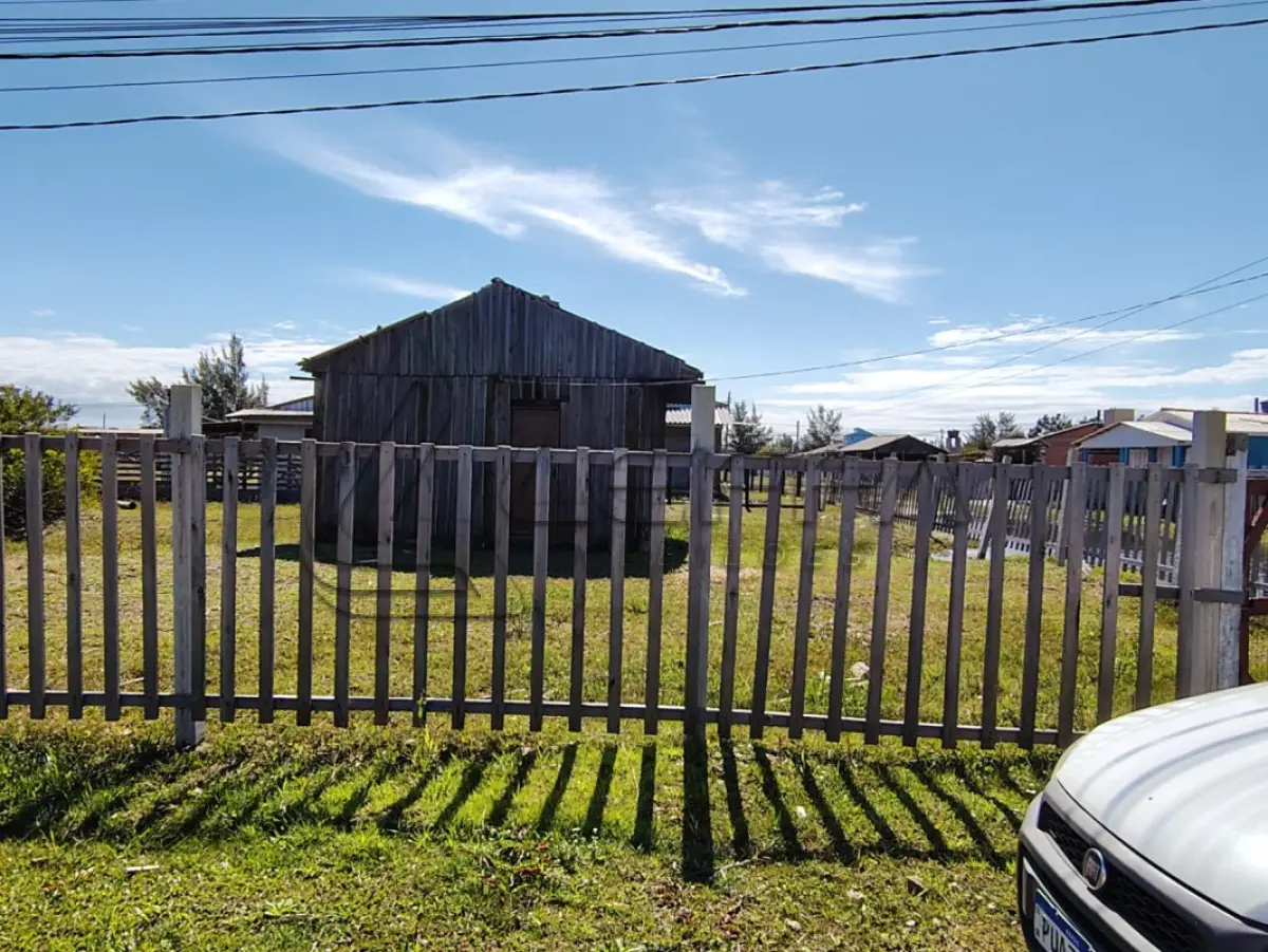 LOTE 001 - UMA CASA DE MADEIRA, DE ESQUINA, (NÃO AVERBADA NA MATRÍCULA) CONSTRUÍDA SOBRE O LOTE N°1 DA QUADRA F-14, BALNEÁRIO MAGISTÉRIO, NO MUNICÍPIO DE BALNEÁRIO PINHAL/RS