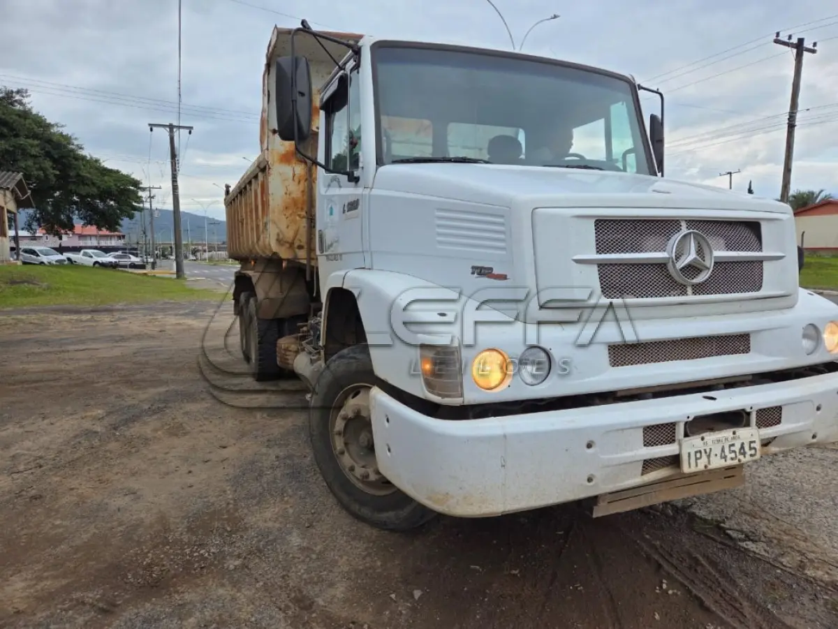 LOTE 015 - UM CAMINHÃO CAÇAMBA M/BENZ L 1620, ANO E MODELO2009, PLACAS IPY-4545