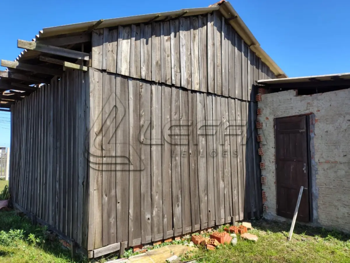LOTE 001 - UMA CASA DE MADEIRA, DE ESQUINA, (NÃO AVERBADA NA MATRÍCULA) CONSTRUÍDA SOBRE O LOTE N°1 DA QUADRA F-14, BALNEÁRIO MAGISTÉRIO, NO MUNICÍPIO DE BALNEÁRIO PINHAL/RS