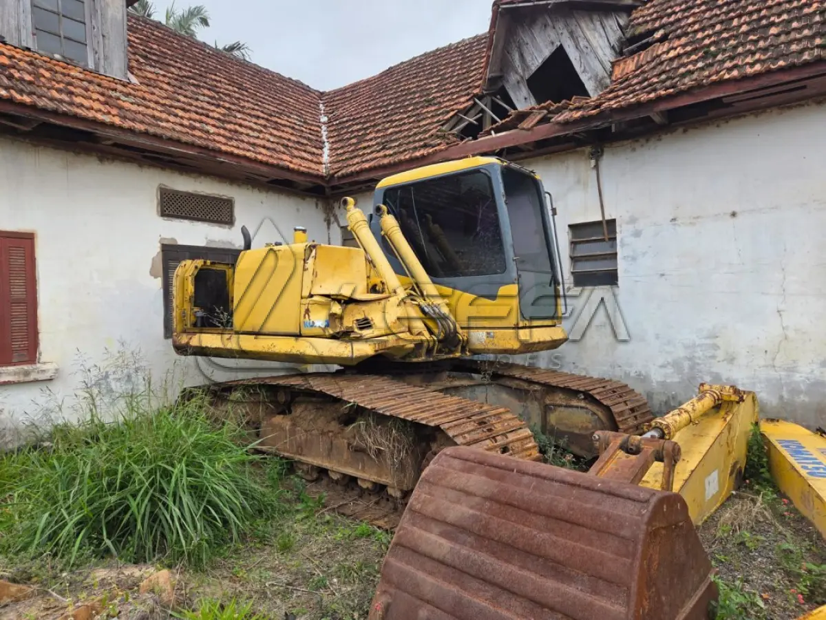 LOTE 008 - UMA ESCAVADEIRA KOMATSU, ANO 2010, PLACAS ISX-4233