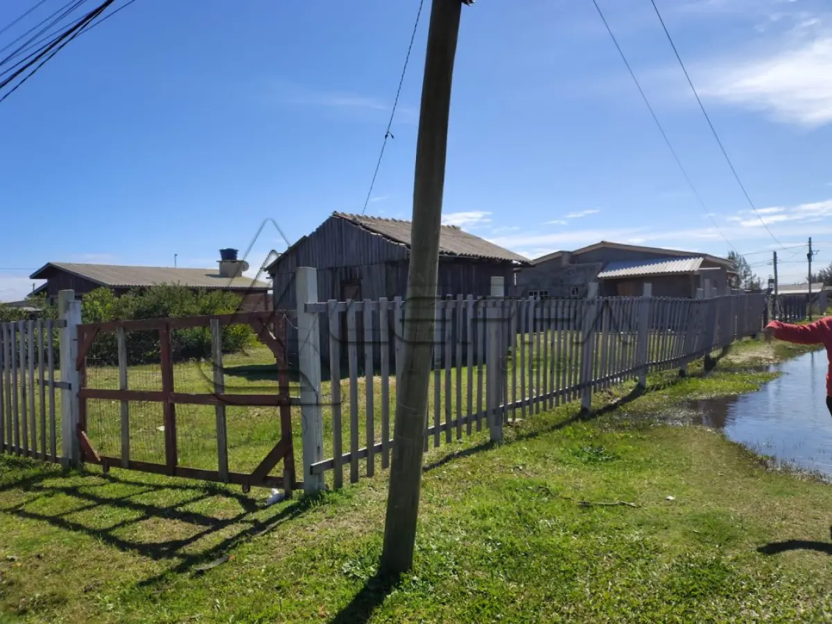 LOTE 001 - UMA CASA DE MADEIRA, DE ESQUINA, (NÃO AVERBADA NA MATRÍCULA) CONSTRUÍDA SOBRE O LOTE N°1 DA QUADRA F-14, BALNEÁRIO MAGISTÉRIO, NO MUNICÍPIO DE BALNEÁRIO PINHAL/RS