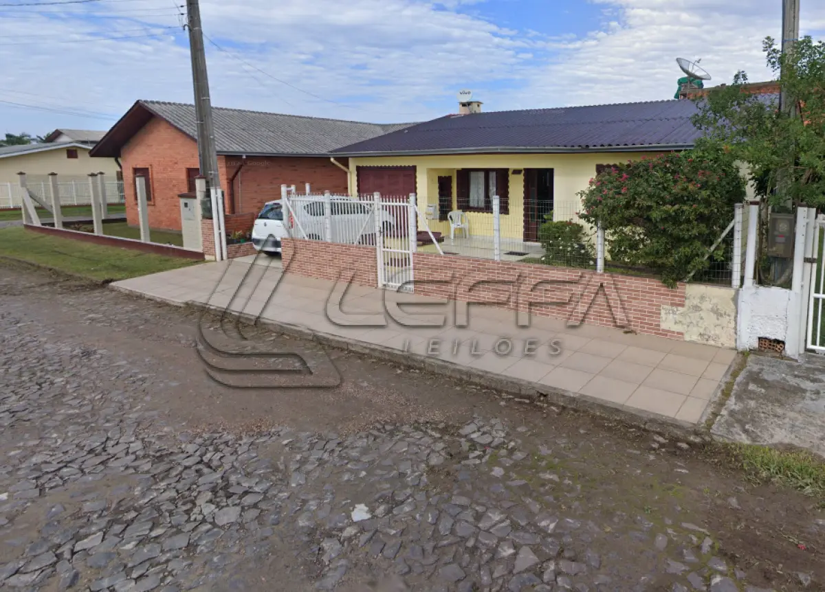 LOTE 001 - UM TERRENO URBANO, COM BENFEITORIAS, SITUADO NO LUGAR DENOMINADO AREIAS BRANCAS, NO MUNICÍPIO DE ARROIO DO SAL/RS