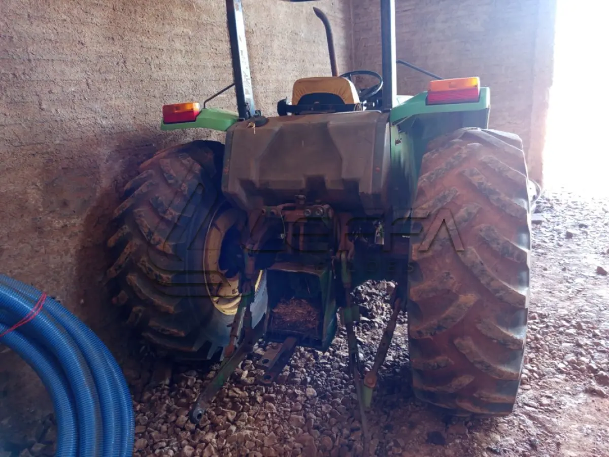 LOTE 001 - TRATOR JOHN DEER, ANO DE FABRICAÇÃO 1997, MODELO 5600, COR VERDE, POTÊNCIA 75CV, COMBUSTÍVEL DIESEL