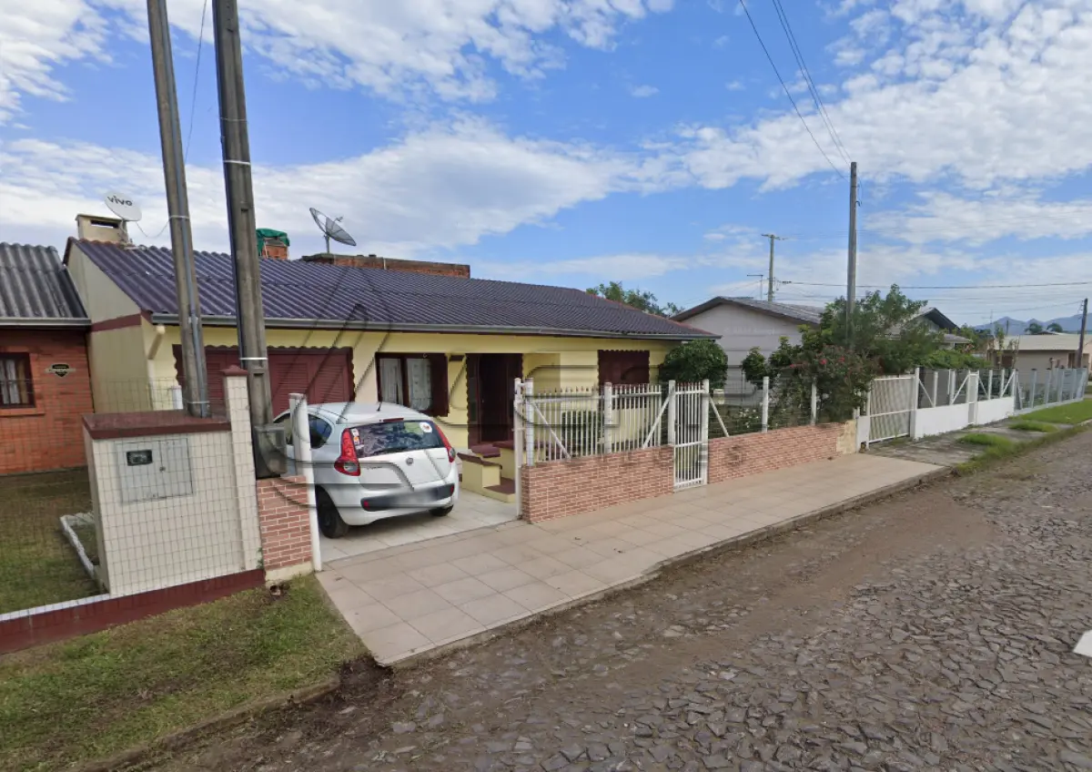 LOTE 001 - UM TERRENO URBANO, COM BENFEITORIAS, SITUADO NO LUGAR DENOMINADO AREIAS BRANCAS, NO MUNICÍPIO DE ARROIO DO SAL/RS