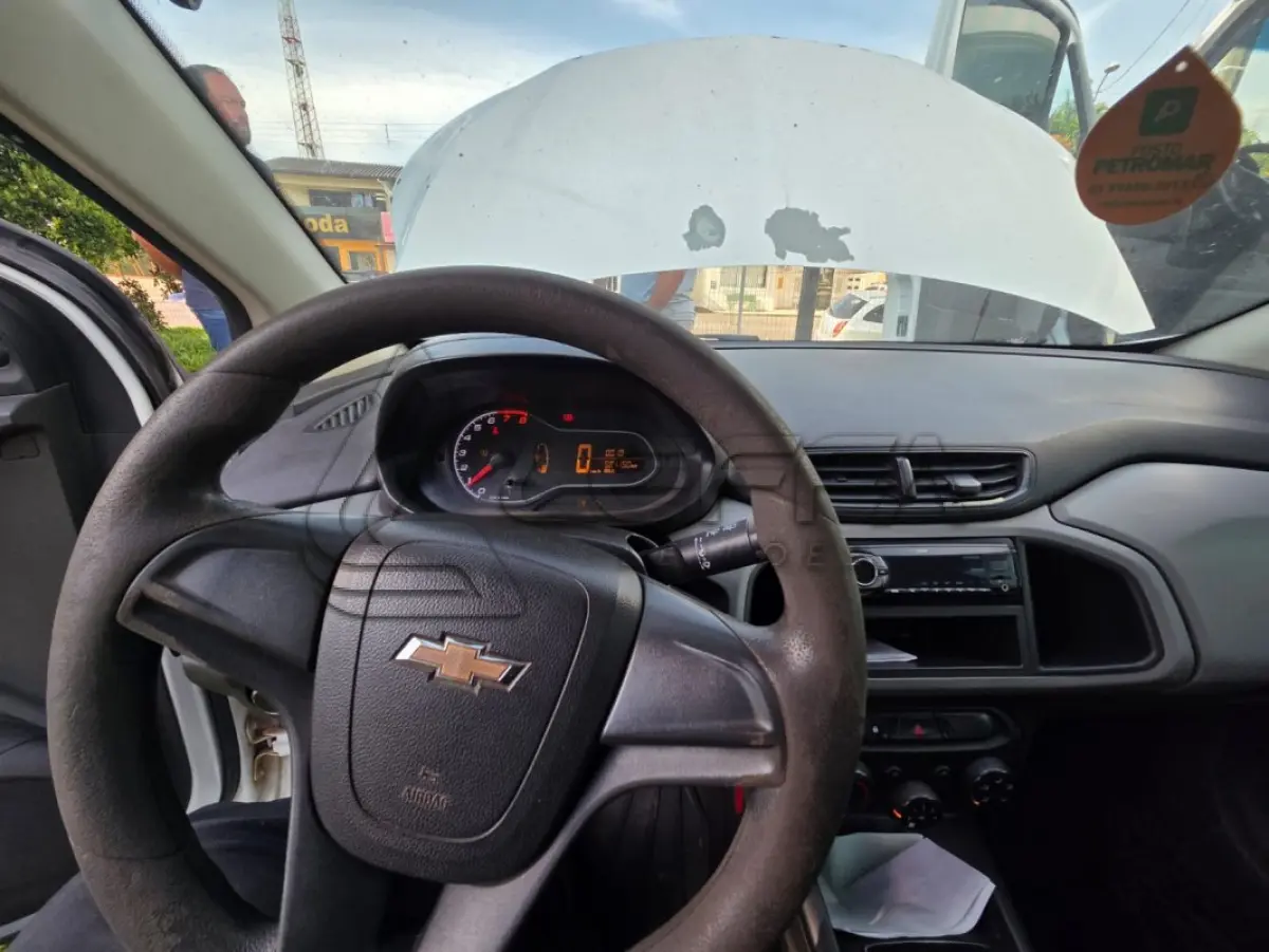 LOTE 006 - UM VEÍCULO GM ONIX 1.0 MT JOYE ANO E MODELO 2017, PLACAS IXT0B13