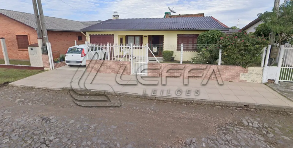 LOTE 001 - UM TERRENO URBANO, COM BENFEITORIAS, SITUADO NO LUGAR DENOMINADO AREIAS BRANCAS, NO MUNICÍPIO DE ARROIO DO SAL/RS