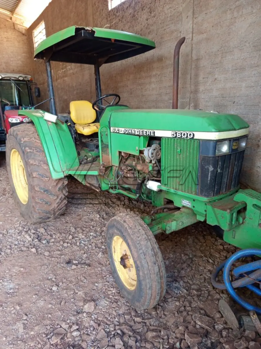 LOTE 001 - TRATOR JOHN DEER, ANO DE FABRICAÇÃO 1997, MODELO 5600, COR VERDE, POTÊNCIA 75CV, COMBUSTÍVEL DIESEL
