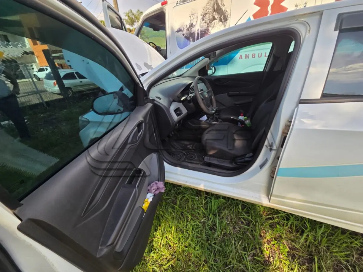 LOTE 006 - UM VEÍCULO GM ONIX 1.0 MT JOYE ANO E MODELO 2017, PLACAS IXT0B13