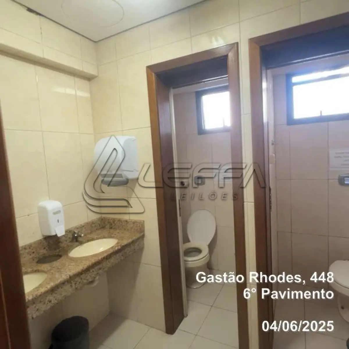 LOTE 001 - UM TERRENO URBANO, COM UM PRÉDIO COMERCIAL DE SETE PAVIMENTOS, LOCALIZADO NA RUA DOUTOR GASTAO RHODES, N° 448, PORTO ALEGRE/RS.