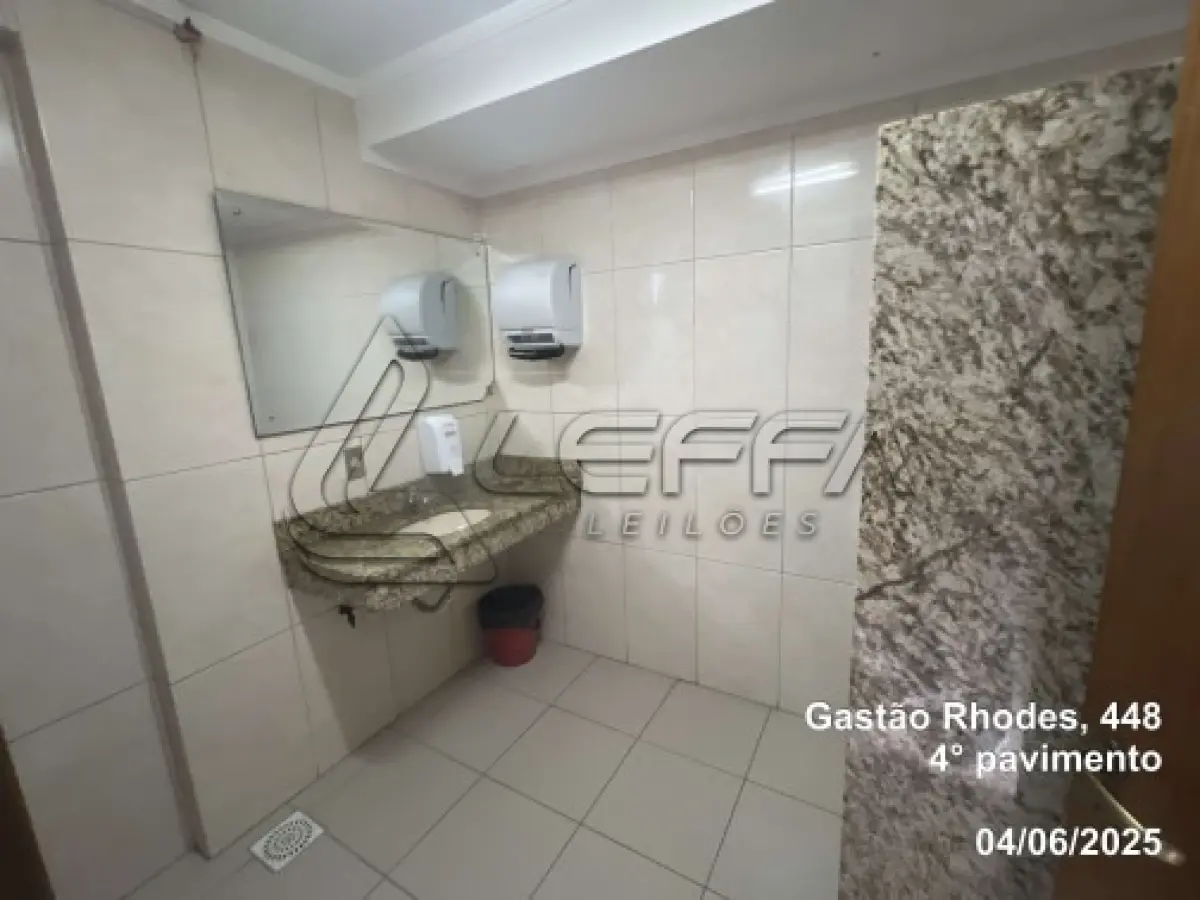 LOTE 001 - UM TERRENO URBANO, COM UM PRÉDIO COMERCIAL DE SETE PAVIMENTOS, LOCALIZADO NA RUA DOUTOR GASTAO RHODES, N° 448, PORTO ALEGRE/RS.