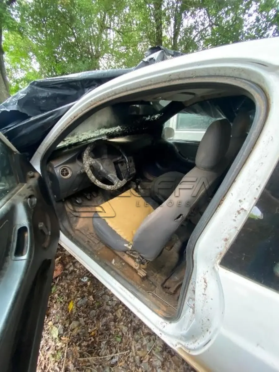 LOTE 055 - Veículo; Marca: Chevrolet; Modelo: Celta; Número de Chassi: 9BGRD08Z02G163097; Ano de Fabricação: 2002; Placa: IKP-4136