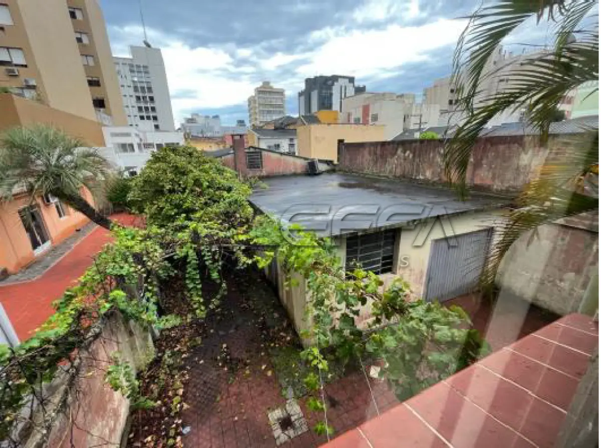 LOTE 001 - UM TERRENO URBANO CENTRAL, com a área aproximada de 419,05m², contendo construído um prédio de alvenaria de dois pavimentos, em PELOTAS/RS