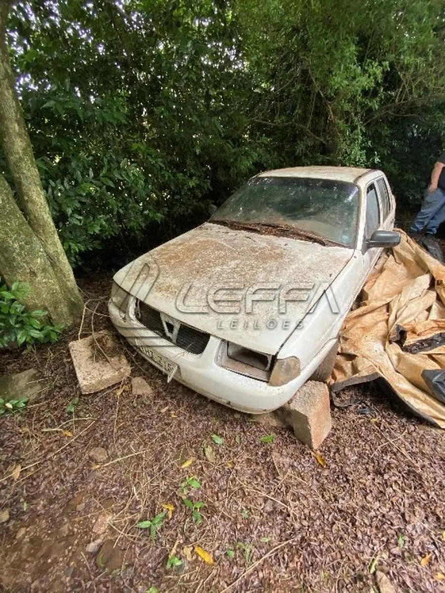 LOTE 062 - Veículo; Marca: Volkswagen; Modelo: Santana; Número de Chassi: 9BWZZZ327WP006773; Ano de Fabricação:1998; Placa: IHT-2150