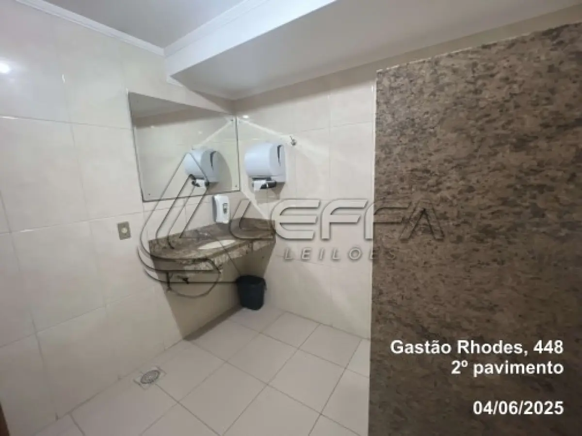 LOTE 001 - UM TERRENO URBANO, COM UM PRÉDIO COMERCIAL DE SETE PAVIMENTOS, LOCALIZADO NA RUA DOUTOR GASTAO RHODES, N° 448, PORTO ALEGRE/RS.
