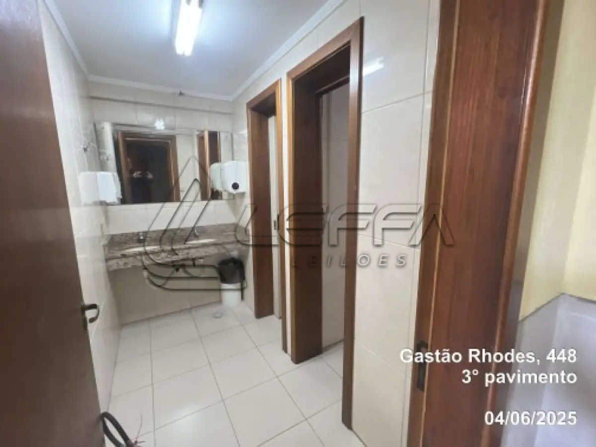 LOTE 001 - UM TERRENO URBANO, COM UM PRÉDIO COMERCIAL DE SETE PAVIMENTOS, LOCALIZADO NA RUA DOUTOR GASTAO RHODES, N° 448, PORTO ALEGRE/RS.