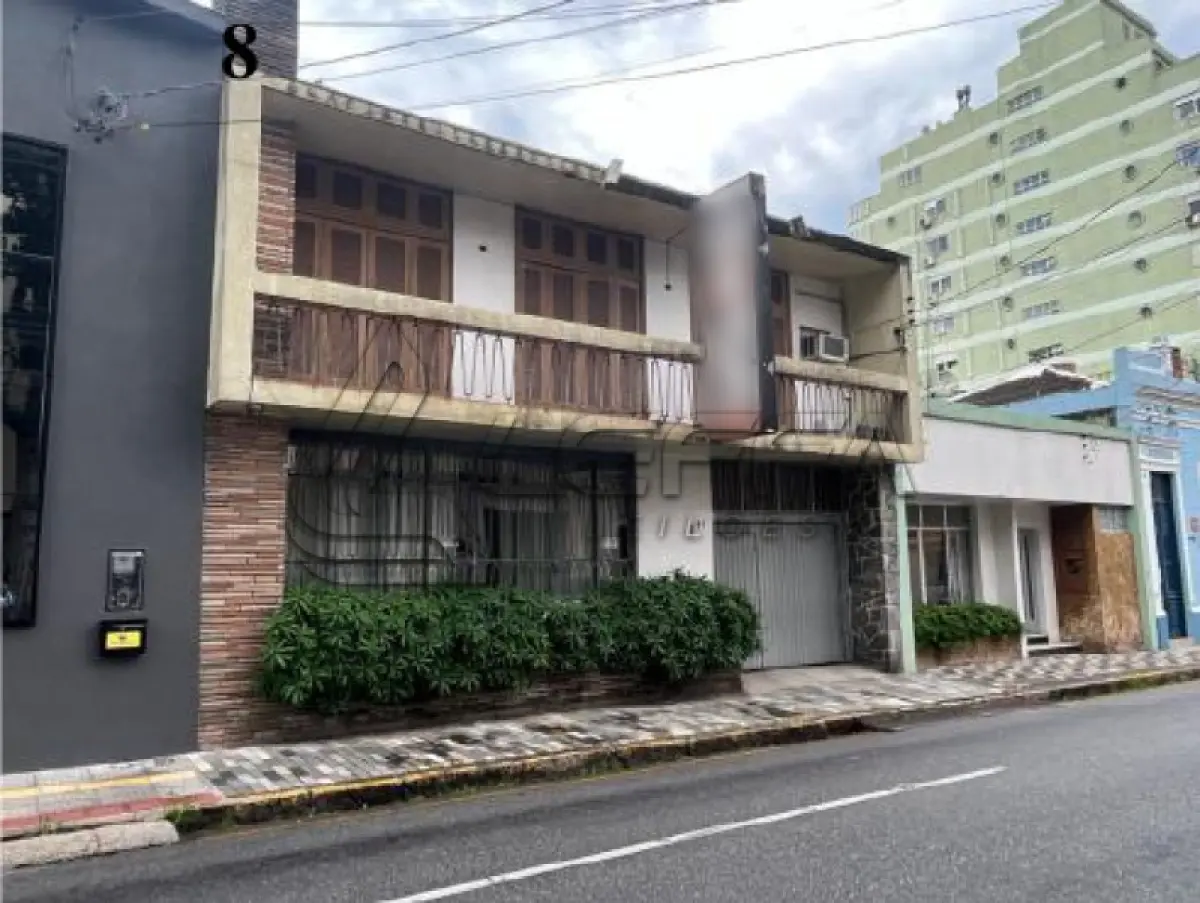 LOTE 001 - UM TERRENO URBANO CENTRAL, com a área aproximada de 419,05m², contendo construído um prédio de alvenaria de dois pavimentos, em PELOTAS/RS