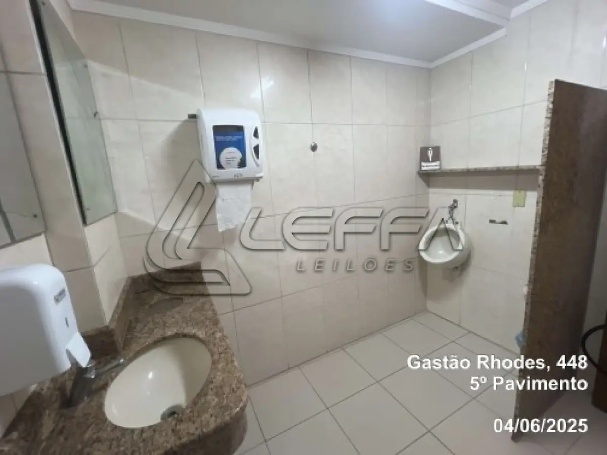 LOTE 001 - UM TERRENO URBANO, COM UM PRÉDIO COMERCIAL DE SETE PAVIMENTOS, LOCALIZADO NA RUA DOUTOR GASTAO RHODES, N° 448, PORTO ALEGRE/RS.