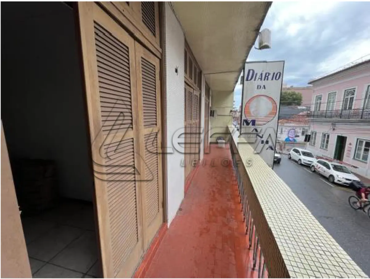 LOTE 001 - UM TERRENO URBANO CENTRAL, com a área aproximada de 419,05m², contendo construído um prédio de alvenaria de dois pavimentos, em PELOTAS/RS