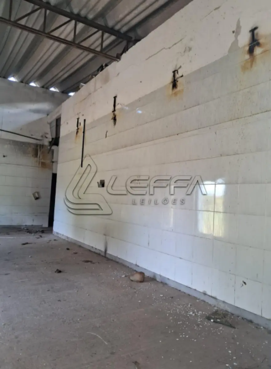 LOTE 001 - UM PRÉDIO DE ALVENARIA, COM CARACTERÍSTICAS INDUSTRIAIS, COM APROXIMADAMENTE 1.150M² DE ÁREA, E UM PRÉDIO DE ALVENARIA DE ESCRITÓRIOS, COM APROXIMADAMENTE 150M² DE ÁREA, LOCALIZADO NA CIDADE DE PELOTAS/RS