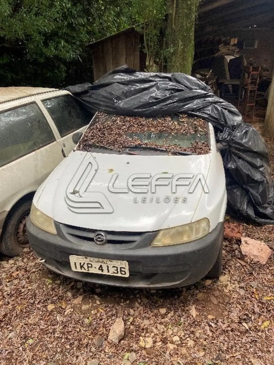LOTE 055 - Veículo; Marca: Chevrolet; Modelo: Celta; Número de Chassi: 9BGRD08Z02G163097; Ano de Fabricação: 2002; Placa: IKP-4136