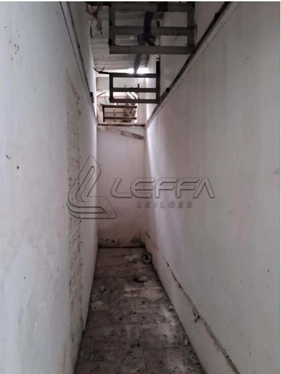 LOTE 001 - UM PRÉDIO DE ALVENARIA, COM CARACTERÍSTICAS INDUSTRIAIS, COM APROXIMADAMENTE 1.150M² DE ÁREA, E UM PRÉDIO DE ALVENARIA DE ESCRITÓRIOS, COM APROXIMADAMENTE 150M² DE ÁREA, LOCALIZADO NA CIDADE DE PELOTAS/RS