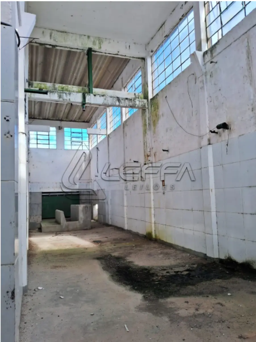 LOTE 001 - UM PRÉDIO DE ALVENARIA, COM CARACTERÍSTICAS INDUSTRIAIS, COM APROXIMADAMENTE 1.150M² DE ÁREA, E UM PRÉDIO DE ALVENARIA DE ESCRITÓRIOS, COM APROXIMADAMENTE 150M² DE ÁREA, LOCALIZADO NA CIDADE DE PELOTAS/RS