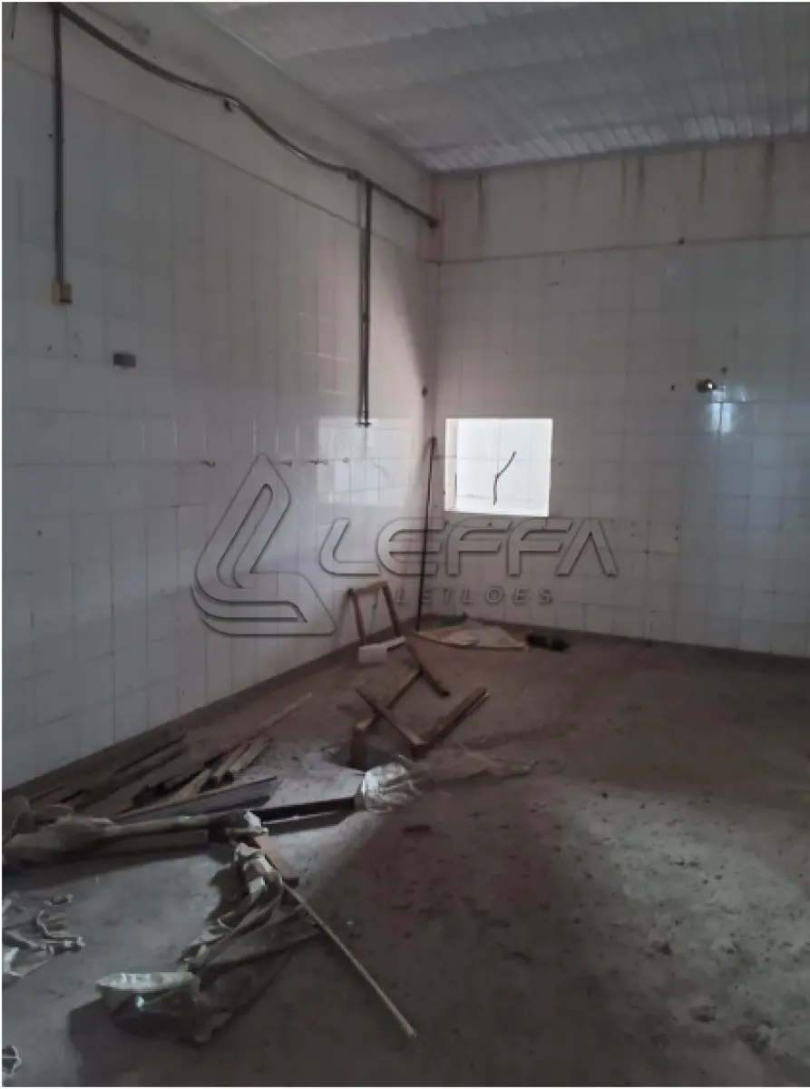 LOTE 001 - UM PRÉDIO DE ALVENARIA, COM CARACTERÍSTICAS INDUSTRIAIS, COM APROXIMADAMENTE 1.150M² DE ÁREA, E UM PRÉDIO DE ALVENARIA DE ESCRITÓRIOS, COM APROXIMADAMENTE 150M² DE ÁREA, LOCALIZADO NA CIDADE DE PELOTAS/RS