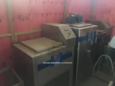 LOTE 005 - MÁQUINA DE FAZER PICOLÉS (PICOLETEIRA)