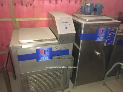 LOTE 005 - MÁQUINA DE FAZER PICOLÉS (PICOLETEIRA)