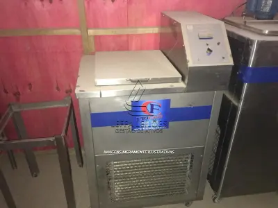 LOTE 005 - MÁQUINA DE FAZER PICOLÉS (PICOLETEIRA)