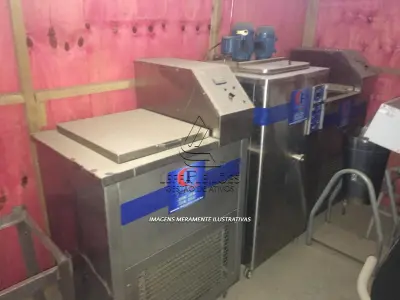 LOTE 005 - MÁQUINA DE FAZER PICOLÉS (PICOLETEIRA)