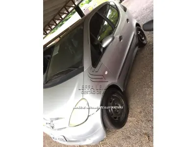 LOTE 003 - Mercedes Classe A160 Ano 2001 Modelo 2002