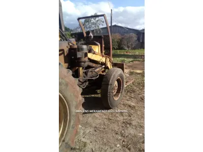 LOTE 001 - Trator CBT, com Garfo, Motor Mercedes Benz