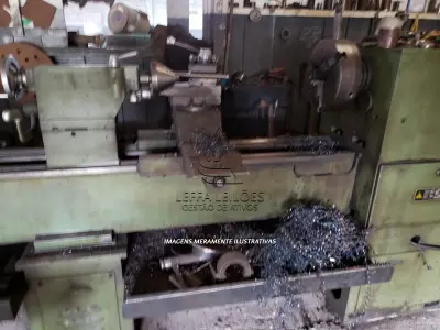 LOTE 010 - UM TORNO MECÂNICO, MARCA NARDINI, MODELO ND 325 CE