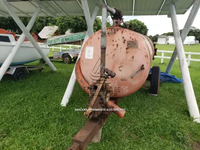 LOTE 005 - UM DISTRIBUIDOR DE ESTERCO LÍQUIDO