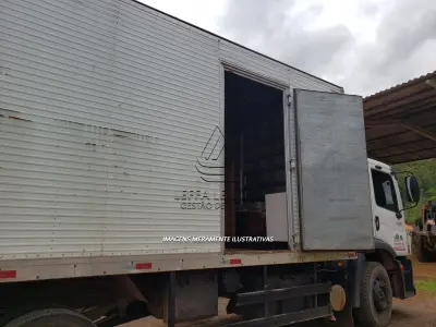 LOTE 006 - FURGÃO (BAÚ)