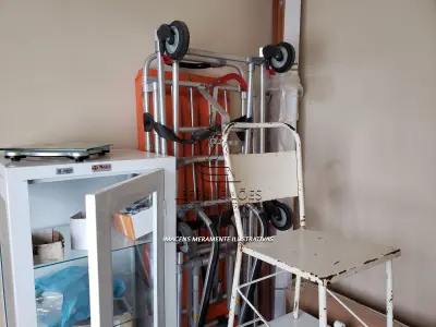 LOTE 005 - Equipamentos de Enfermagem - Cadeiras de rodas, maca de emergência, mesa, balanças, armários