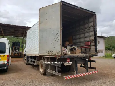 LOTE 006 - FURGÃO (BAÚ)