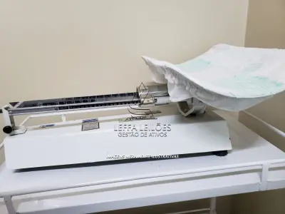 LOTE 005 - Equipamentos de Enfermagem - Cadeiras de rodas, maca de emergência, mesa, balanças, armários