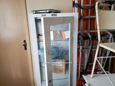 LOTE 005 - Equipamentos de Enfermagem - Cadeiras de rodas, maca de emergência, mesa, balanças, armários