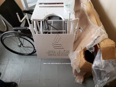 LOTE 005 - Equipamentos de Enfermagem - Cadeiras de rodas, maca de emergência, mesa, balanças, armários