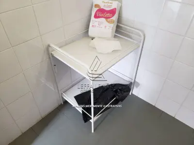 LOTE 005 - Equipamentos de Enfermagem - Cadeiras de rodas, maca de emergência, mesa, balanças, armários