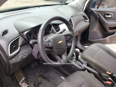 LOTE 002 - VEÍCULO GM TRACKER LT MARCA CHEVROLET, a gasolina/álcool, ano e modelo 2017