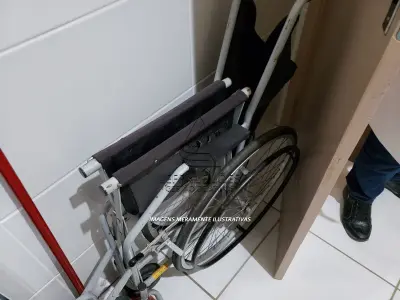 LOTE 005 - Equipamentos de Enfermagem - Cadeiras de rodas, maca de emergência, mesa, balanças, armários
