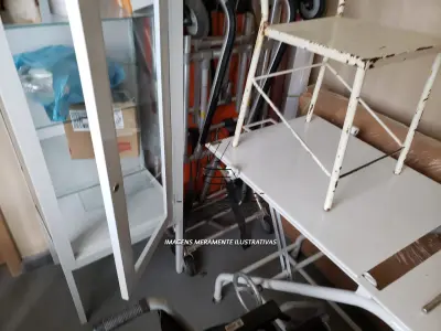 LOTE 005 - Equipamentos de Enfermagem - Cadeiras de rodas, maca de emergência, mesa, balanças, armários