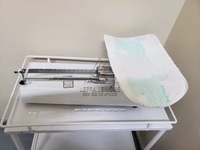 LOTE 005 - Equipamentos de Enfermagem - Cadeiras de rodas, maca de emergência, mesa, balanças, armários