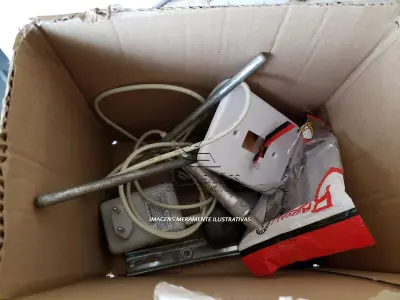 LOTE 005 - Equipamentos de Enfermagem - Cadeiras de rodas, maca de emergência, mesa, balanças, armários