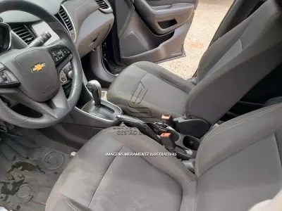 LOTE 002 - VEÍCULO GM TRACKER LT MARCA CHEVROLET, a gasolina/álcool, ano e modelo 2017